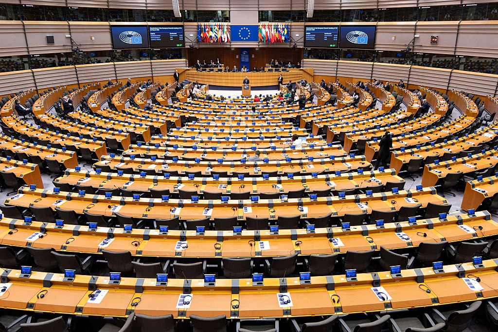 Parlament Europejski wypowie się w sprawie upamiętnienia UPA Sala obrad Parlamentu Europejskiego z miejscami, mównicą i flagami państw UE oraz flagą UE w tle.