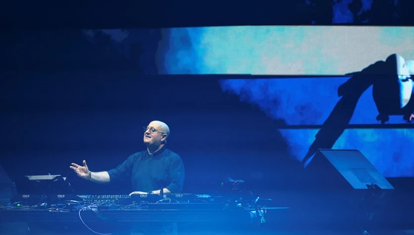 Przewodniczący Episkopatu Polski słucha Padre Guilherme. DJ i ksiądz gwiazdą muzyki elektronicznej
