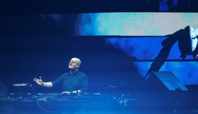 Przewodniczący Episkopatu Polski słucha Padre Guilherme. DJ i ksiądz gwiazdą muzyki elektronicznej