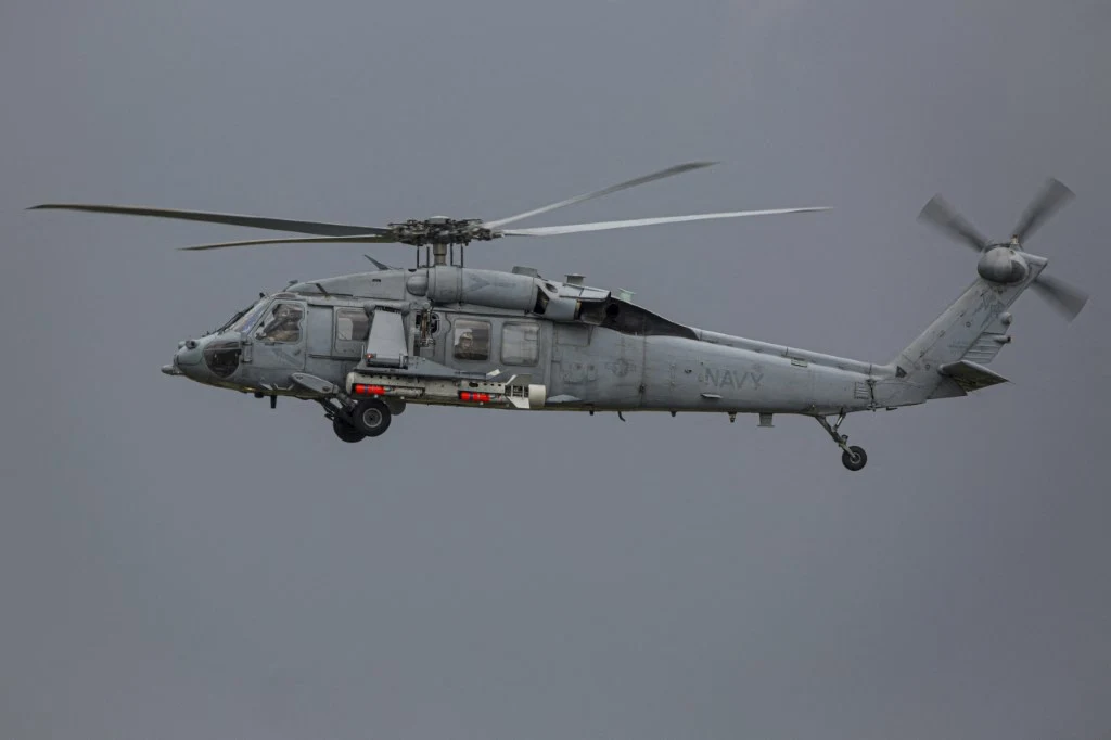 Śmigłowiec MH-60S Sea Hawk. Zdjęcie ilustracyjne Wojskowy śmigłowiec MH-60S Sea Hawk w locie na tle pochmurnego nieba, zdjęcie ilustracyjne.