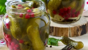 Zamiast octu dodaje do ogórków ten owoc. Są chrupiące i delikatne w smaku