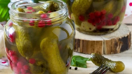 Ogórki marynowane z porzeczką smakują wyśmienicie. Mają łagodny, lekko owocowy smak, są przyjemnie chrupiące i nie mają ostrego, octowego posmaku.