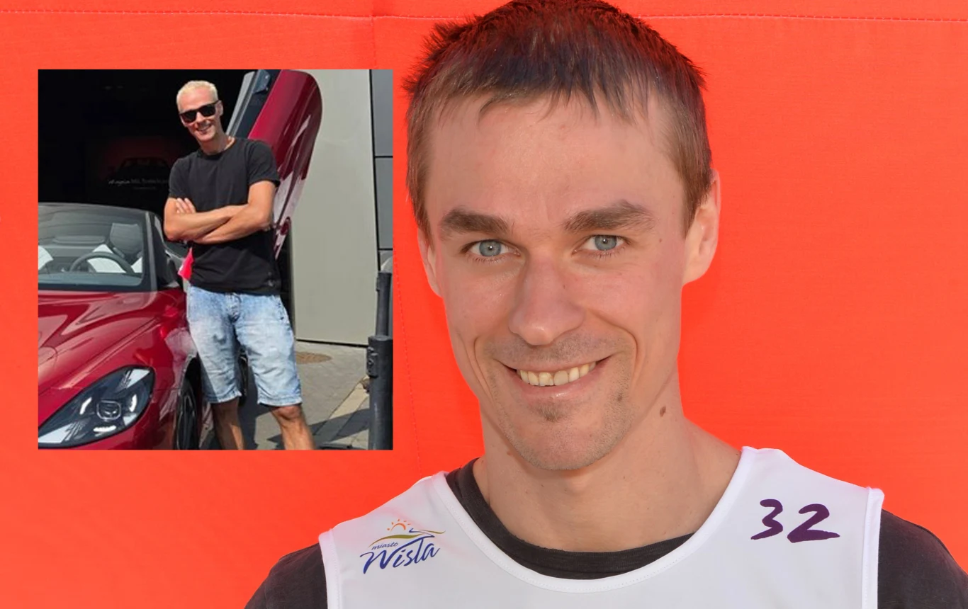 Uśmiechnięty mężczyzna w sportowej koszulce z numerem 32 na czerwonym tle oraz mężczyzna w czarnym t-shircie i jasnych spodenkach stojący obok czerwonego samochodu w okularach przeciwsłonecznych.