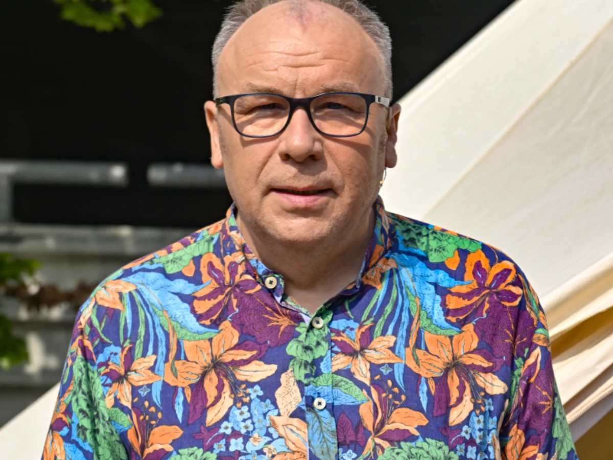 Bogdan Kalus Bogdan Kalus, aktor grający Hadziuka w serialu Ranczo, w koszuli w kwiaty.