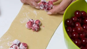 Prosty trik na pierogi z wiśniami. Koniec z wypływającym sokiem