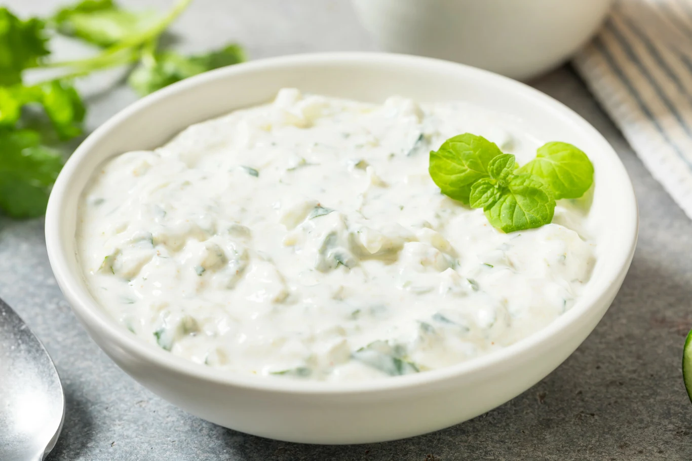 Dodaj do grilla zamiast majonezu. Grecki sos jest lżejszy i wspiera jelita Domowy sos tzatziki w miseczce, przygotowany z jogurtu greckiego, świeżego ogórka i czosnku.