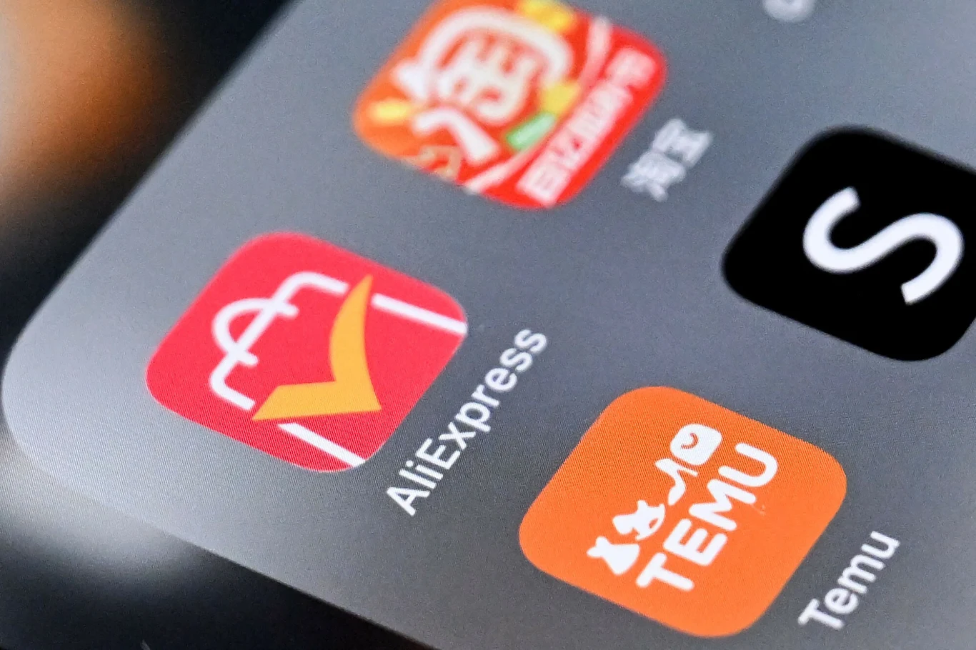 Francja walczy z napływem produktów o niskiej jakości Ekran smartfona z ikonami aplikacji AliExpress, Temu i innych platform e-commerce.