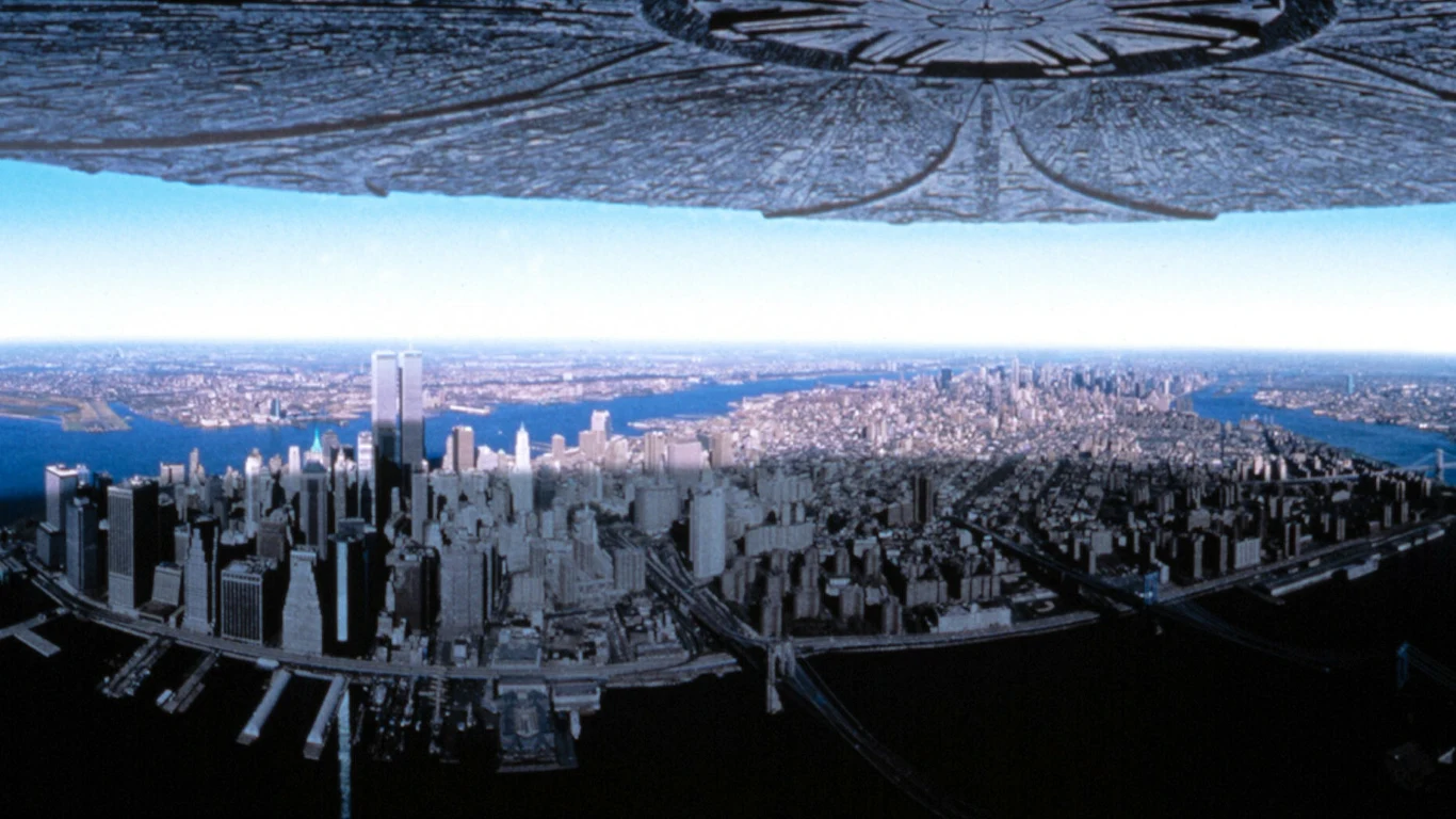 Wielki futurystyczny statek kosmiczny unoszący się nad panoramą Manhattanu z wyraźnie widocznymi wieżami World Trade Center.