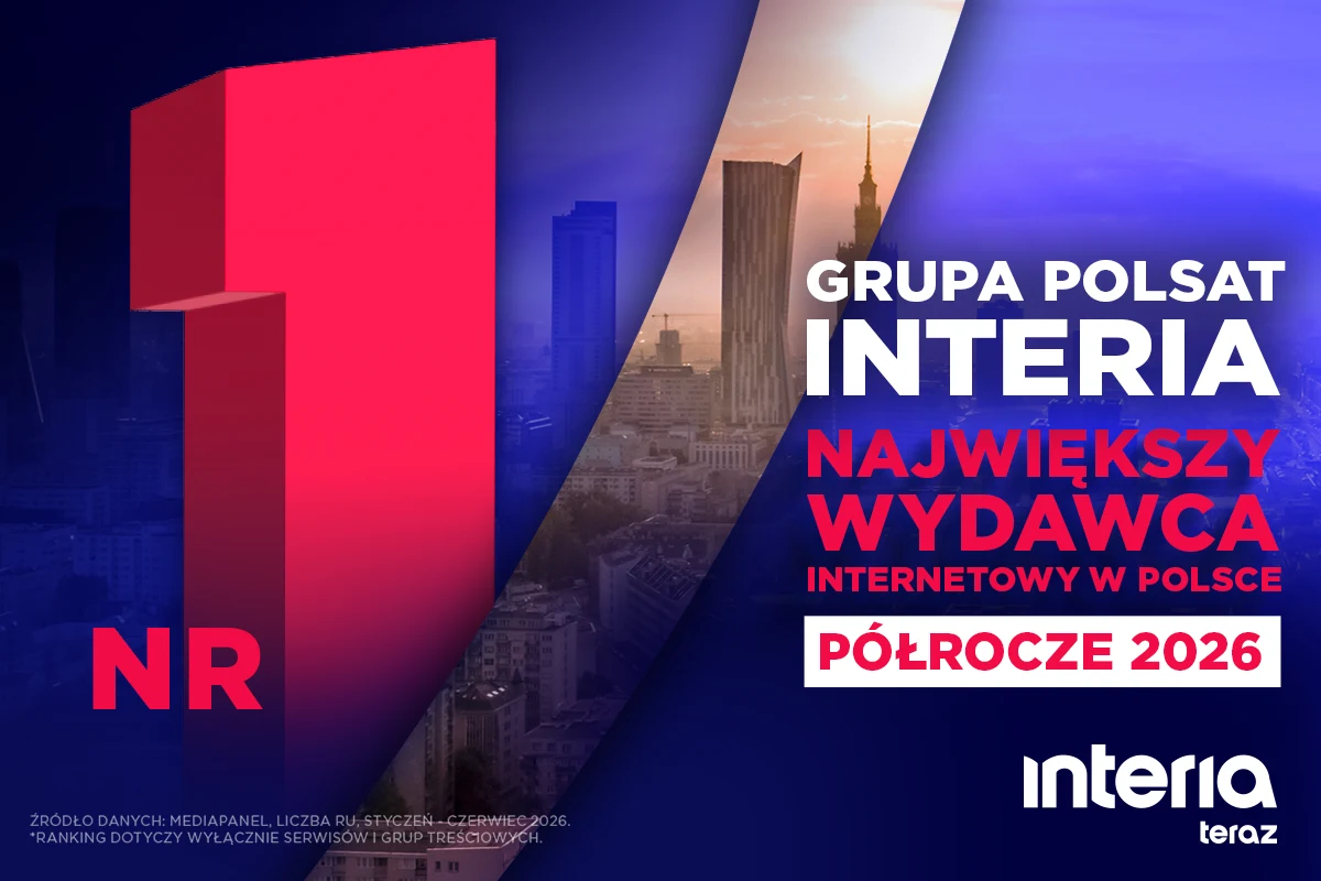 Grupa Polsat-Interia nr 1 wśród wydawców internetowych w Polsce Duża czerwona jedynka na ciemnym tle, panorama miasta z wysokimi wieżowcami, logo Grupy Polsat i Interii, wyróżniony napis informujący o pozycji lidera wśród internetowych wydawców w Polsce w pierwszym półroczu 2026 roku.