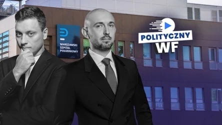 Dwóch mężczyzn w garniturach na tle nowoczesnego budynku z szyldem „Warszawski Szpital Południowy” oraz logo programu „Polityczny WF” po prawej stronie.