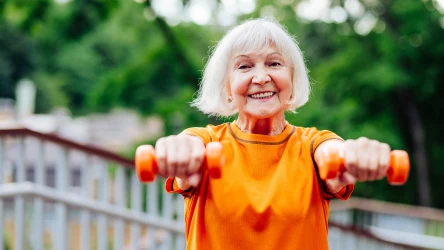 Prosty trening dla osób 60+, który "robi robotę". Sekret tkwi w lekkich hantlach