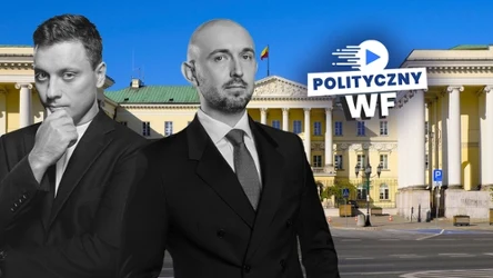 Dwóch mężczyzn w garniturach na tle klasycznego budynku rządowego z widoczną tablicą Polityczny WF.