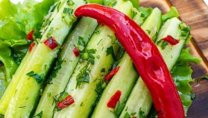Te słoiczki będą znikać przy każdym grillu. Ogórki po meksykańsku to hit