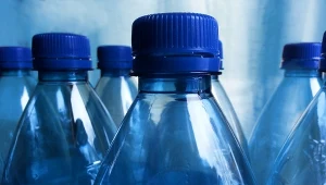Afera o butelkę wody. Chcieli pomóc, dostali mandat