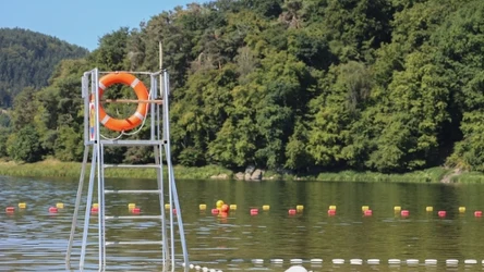 Plaża nad Jeziorem Rożnowskim. Piękne widoki i dobry dojazd z Krakowa. 