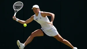 Iga Świątek uderza piłkę w trakcie Wimbledonu 2026