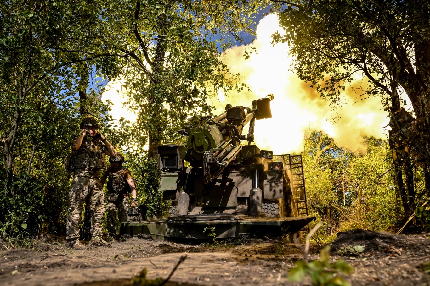 Ukraińska armia w czasie ataku, zdjęcie ilustracyjne Ukraińscy żołnierze strzelają z samobieżnej haubicy CAESAR w rejonie Oleksandriwki w obwodzie dniepropietrowskim.
