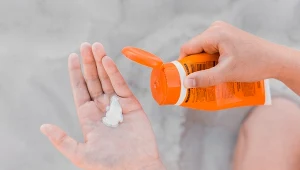 Krem z filtrem SPF to podstawa letniej pielęgnacji skóry twarzy