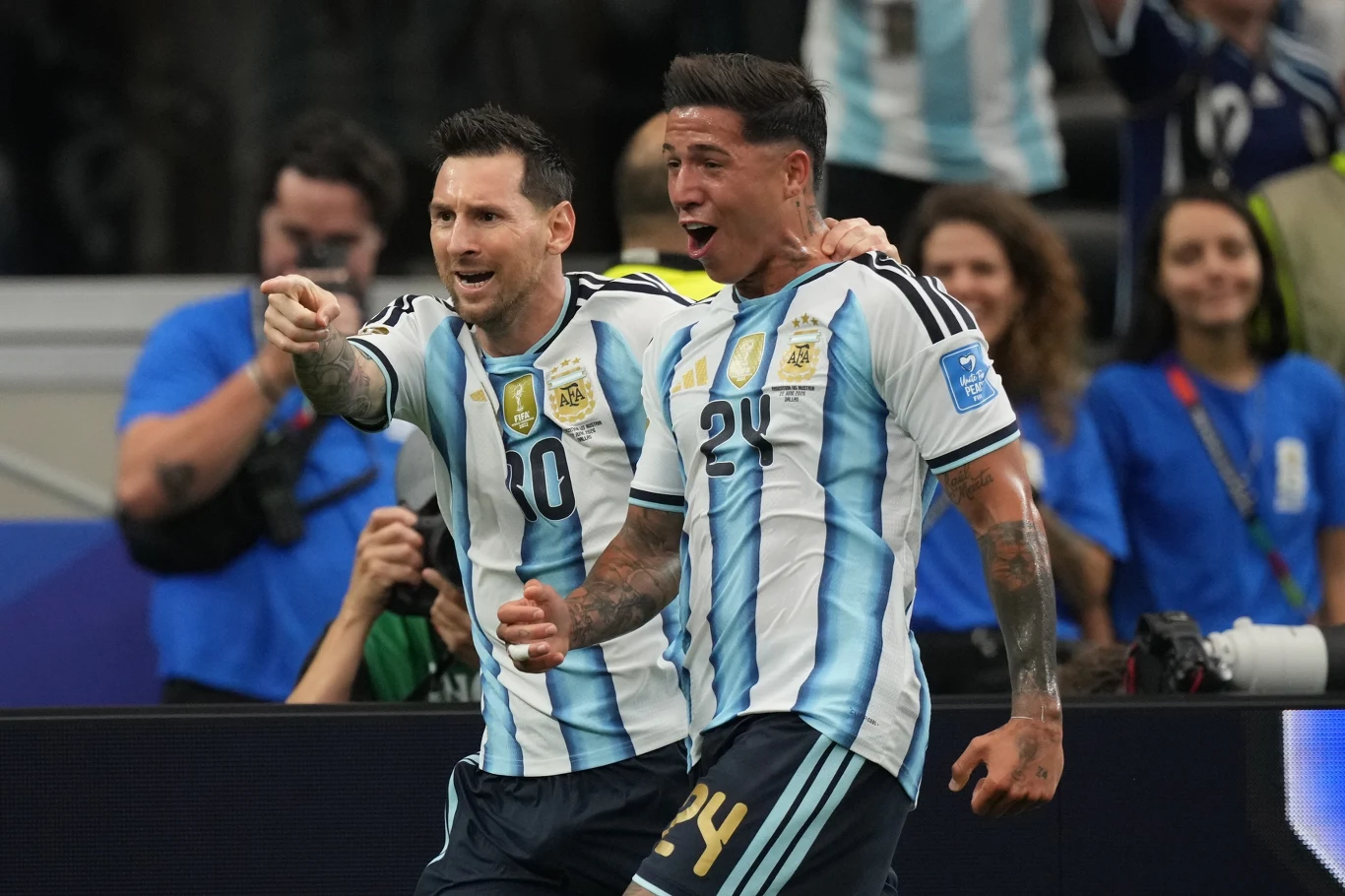 Lionel Messi i Enzo Fernandez Lionel Messi i Enzo Fernandez w koszulkach Argentyny świętują bramkę podczas meczu piłkarskiego.