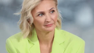Jusis dla młodszego ukochanego wiele poświęciła. Po latach wraca na scenę