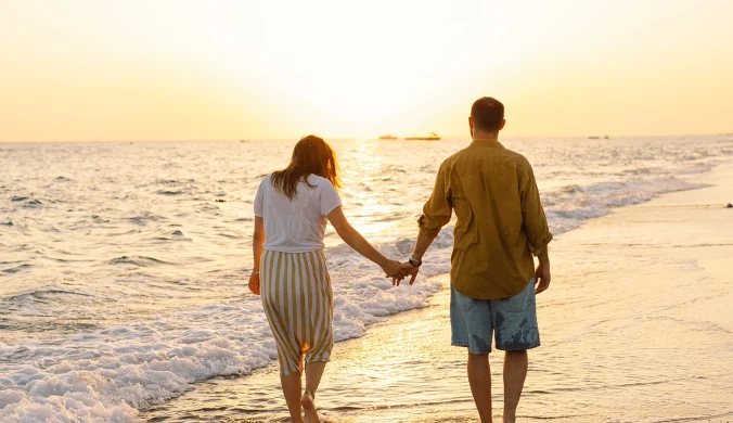 Spacer o zachodzie słońca to najlepszy reset dla mózgu. Zobacz, jak wspiera sen i układ nerwowy