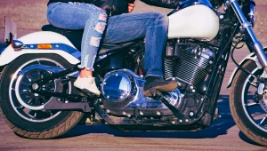 Od października 2026 w Hiszpanii jazda motocyklem w klapkach grozi mandatem ok. 800 zł
