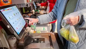 Na półce 9,99 zł, przy kasie 13,99 zł? Klient ma prawo do niższej ceny