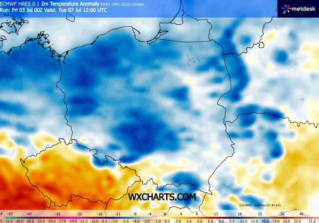 Mapa Polski z naniesionymi anomaliami temperatury, gdzie centralna i północna część kraju oraz większy obszar południowo-wschodni objęte są wyraźnie niższymi wartościami kolorów niebieskich, podczas gdy na południowym zachodzie i przy południowej grani...