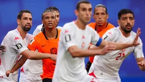 Kadr z meczu Holandia - Tunezja, wygranego przez Oranje 3:1