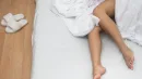 Dlaczego wiele osób wystawia stopę spod kołdry?
