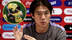 Myung-bo Hong - były już opiekun Koreańczyków. W kółku smutni reprezentanci Australii