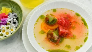 Klarowne consommé pomidorowe z granitą z arbuza