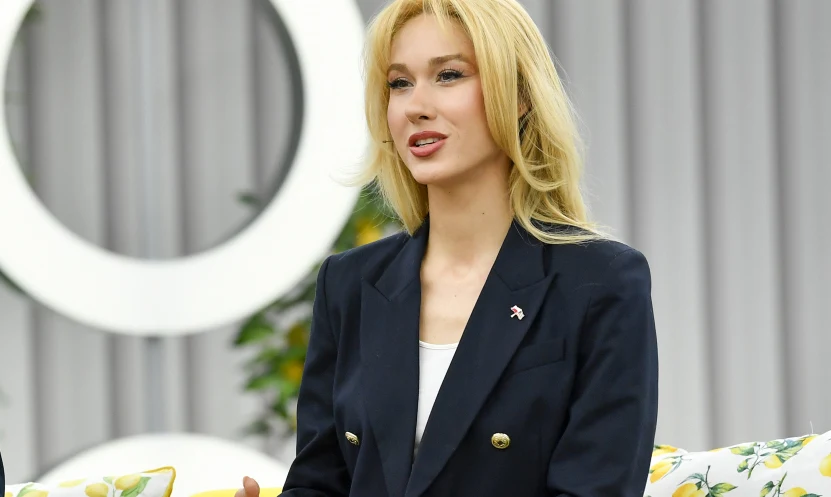 Ida Nowakowska Ida Nowakowska siedzi na kanapie w studiu telewizyjnym w ciemnej marynarce.