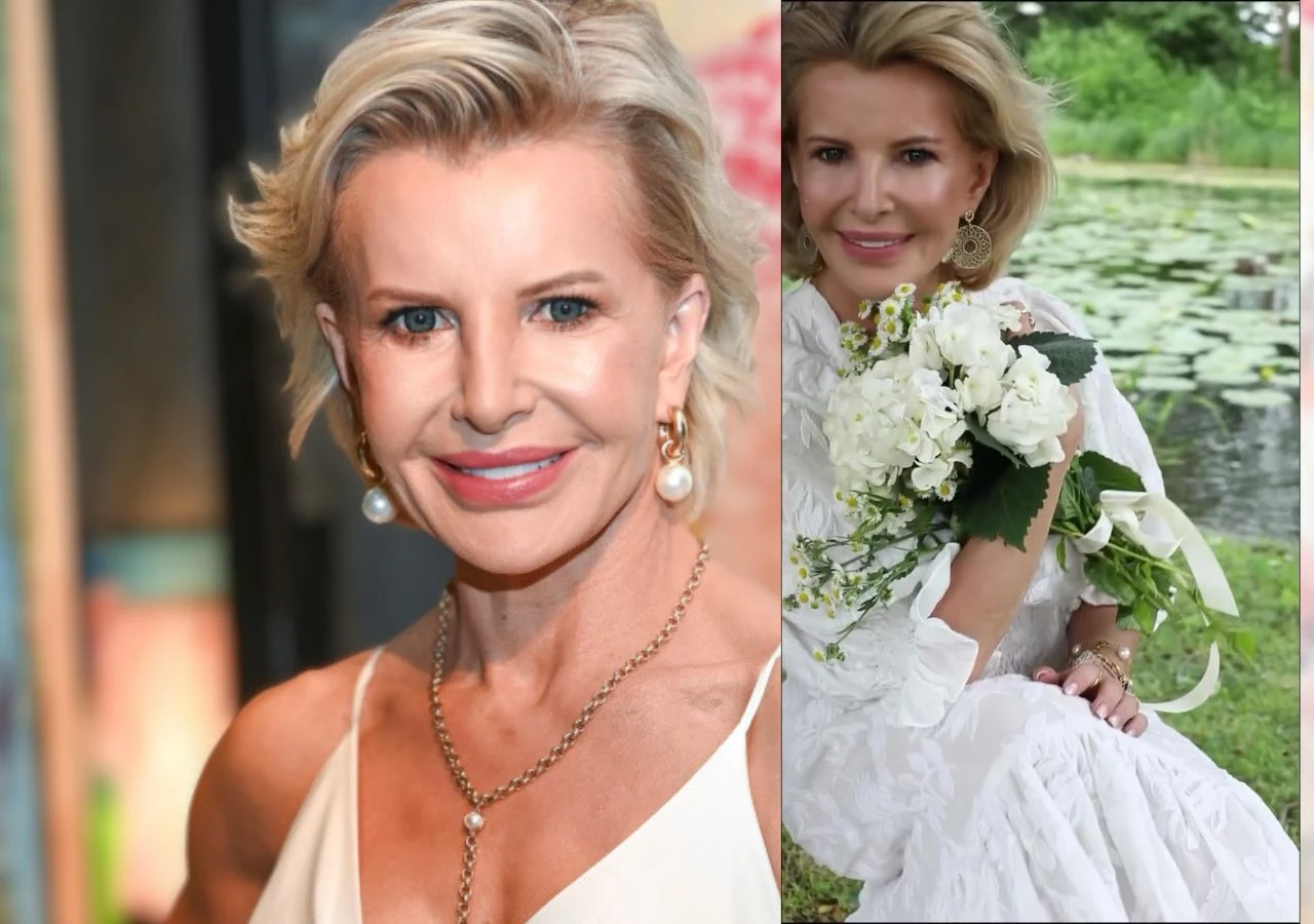 Joanna Racewicz wzięła ślub sama ze sobą Uśmiechnięta kobieta w jasnej sukni z perłowymi kolczykami i naszyjnikiem, trzymająca bukiet białych kwiatów, w tle widoczne zielone lilie wodne na stawie.