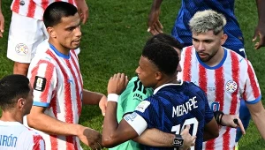 Faul na Mbappe, w moment skoczyli sobie do oczu. Sędzia musiał reagować