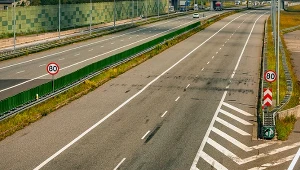 Autostrada A1 jest miejscami tak pofalowana, że wprowadzono ograniczenia prędkości do 80 km/h