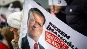 Zwolennicy uwięzionego burmistrza Stambułu Ekrema Imamoglu demonstrują przed kompleksem więzienno-sądowym Marmara-Silivri