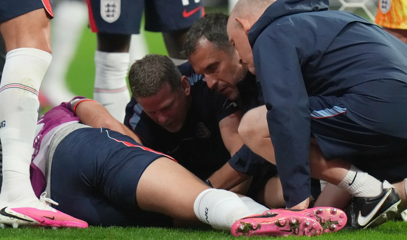 Jordan Henderson opatrywany przez członków sztabu medycznego article cover
