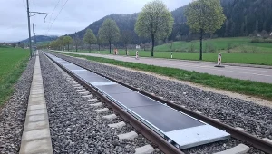 Pilotażowa instalacja paneli słonecznych zamontowanych na czynnej linii kolejowej w szwajcarskim kantonie Neuchâtel. 