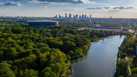 Widok z lotu ptaka na Park Skaryszewski w Warszawie robi wrażenie