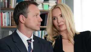 Bruno (Lesław Żurek) poprosi Karolinę (Marta Dąbrowska) o złożenie podpisu pod przygotowaną przez niego intercyzą