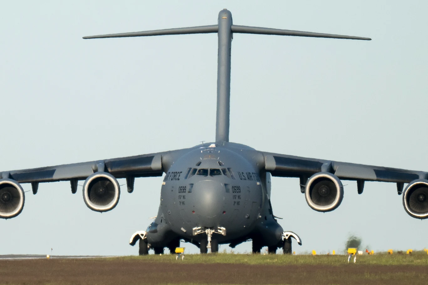 "DGP": Decyzja ws. stałej bazy USA w Polsce ma zapaść w ciągu sześciu do 12 miesięcy. Na zdjęciu Amerykański ciężki wojskowy samolot transportowy McDonnell Douglas/Boeing C-17A Globemaster III na lotnisku w Gdańsku article cover