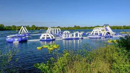 Piaszczysta plaża i mnóstwo atrakcji. Z Warszawy dojedziesz w 40 minut [zdjęcie poglądowe]