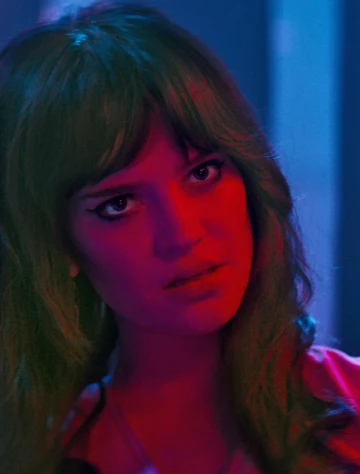 Sophie Thatcher w scenie z filmu "Jej piekło"