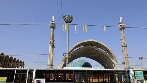 Iran z sygnałem dla Donalda Trumpa. Spektakularny pogrzeb ajatollaha Alego Chameneiego. Na zdjęciu przygotowania do uroczystości przed Wielkim Meczetem w Teheranie