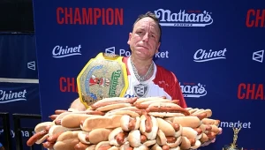 Joey Chestnut wygrał męską rywalizację konkursu Nathan’s Famous Hot Dog Eating Contest