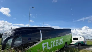 Autobus Warszawa-Tallinn wypadł z drogi. Są poszkodowani