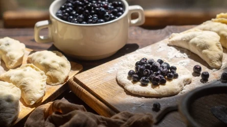 Pierogi z jagodami to sposób na sezonowy przysmak z owocami lasu