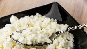 Ból brzucha po serku wiejskim? Zamień go na inny produkt