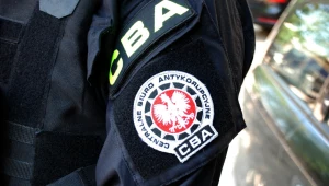 Zdj. ilustracyjne. Funkcjonariusz CBA z emblematem agencji